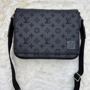 Louis Vuitton Messenger Bag Monogram Black on Black Rits