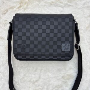 Louis Vuitton Messenger Bag Black on Black Rits