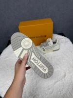 Louis Vuitton Trainers Beige Grey - Afbeelding 4